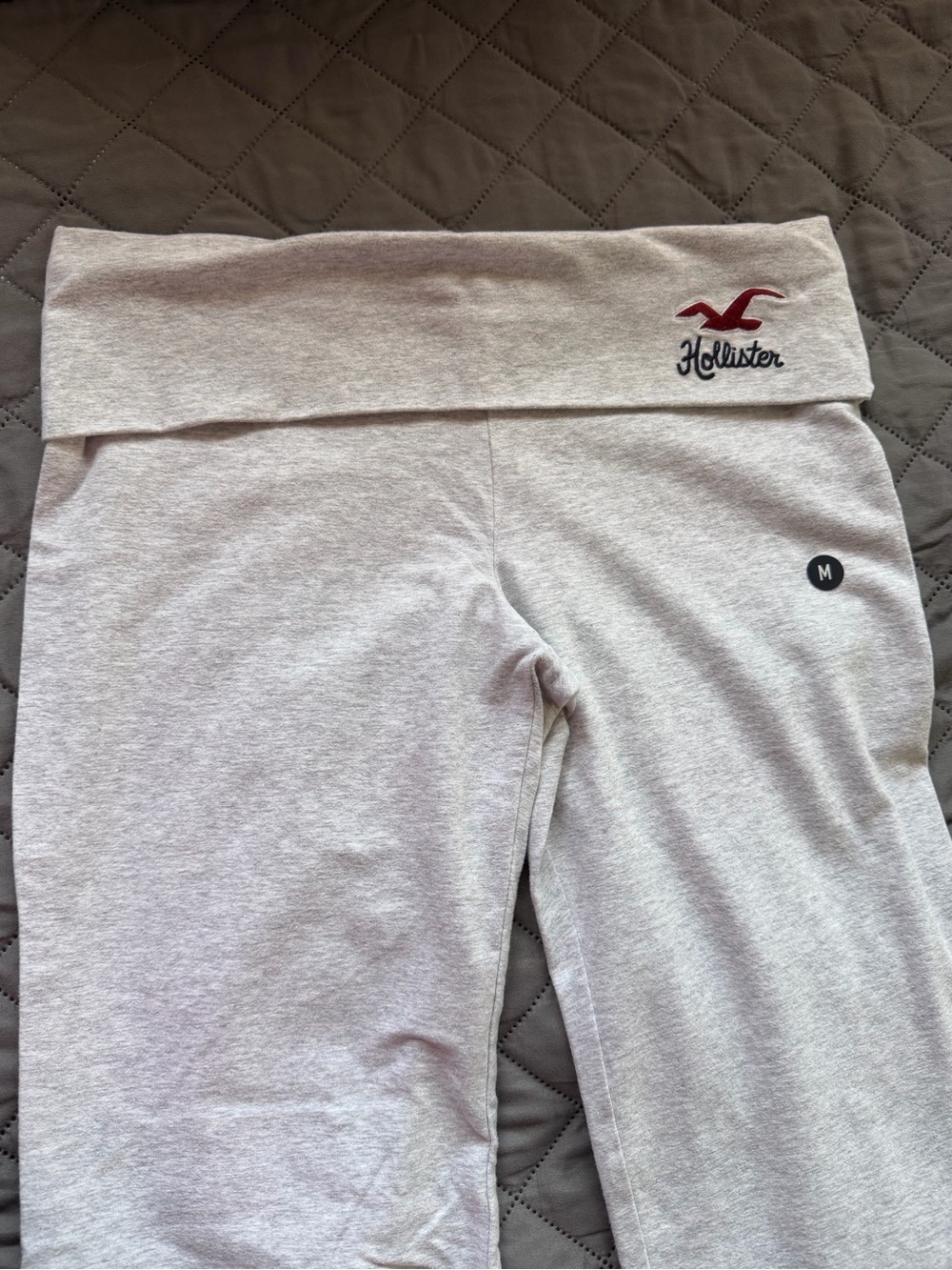 Hollister Light Gray Fold-Over Waist Yoga Pants with Red Logo - Picture 4 of 6